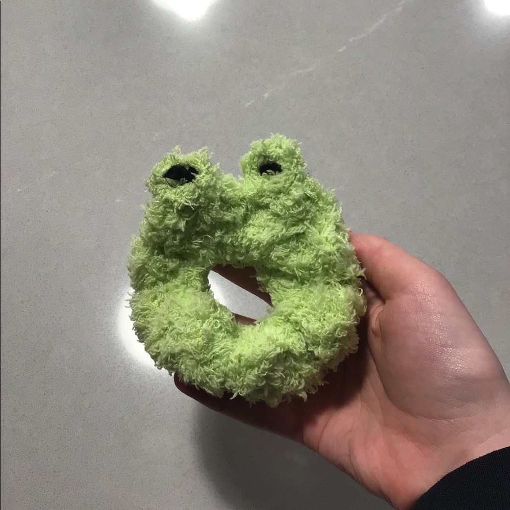 🐸Hand crochet frog scrunchie